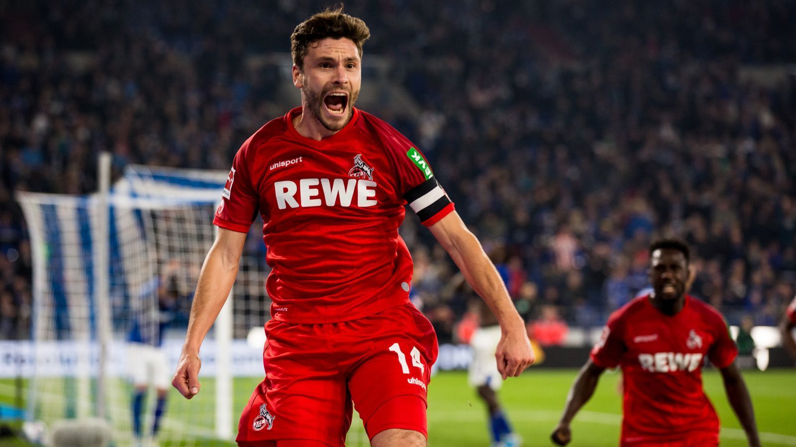 
                <strong>Linksverteidiger: Jonas Hector </strong><br>
                Ohne eine Ausbildung in einem großen Nachwuchsleistungszentrum hat es Jonas Hector zum gestandenen Bundesliga-Profi und Nationalspieler gebracht. Der amtierende FC-Kapitän ist als Linksverteidiger und Sechser flexibel einsetzbar, leistet sich nur wenige Fehler und spielt mittlerweile seit zehn Jahren in Köln. Nach dem Abstieg 2018 soll er Angebote von Bayern und dem BVB abgelehnt haben, entschied sich jedoch für einen Verbleib beim FC.
              