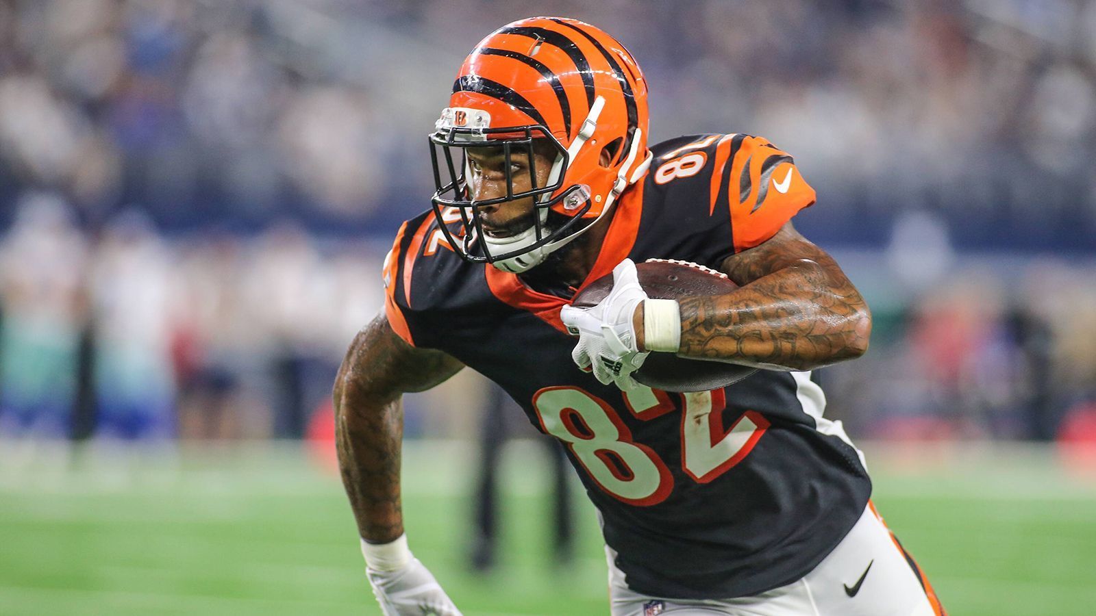 
                <strong>Cethan Carter</strong><br>
                Einen Touchdown hat Cethan Carter immerhin schon verbuchen können. Beim 13:34 gegen die New England Patriots in der vergangenen Saison gelang ihm der einzige Score in der Endzone. In dem Spiel kam der seit 2017 bei den Bengals spielende Carter zweimal an den Ball und legte 13 Yards zurück. Weitere Receptions gelangen ihm in seinen ersten drei Jahren jedoch nicht, wobei er die Saison 2018 wegen einer Schulterverletzung komplett verpasste. Sein Pluspunkt ist seine Vielseitigkeit: So agiert Carter auch als Teil der Special Teams und wird von der NFL sogar als Fullback gelistet. Für 2020 unterschrieb er den Tender als Restricted Free Agent, was ihm 2,133 Millionen US-Dollar einbringt - deutlich mehr als in den drei Jahren zuvor zusammengenommen. An ihm führt wohl kaum ein Weg vorbei.
              