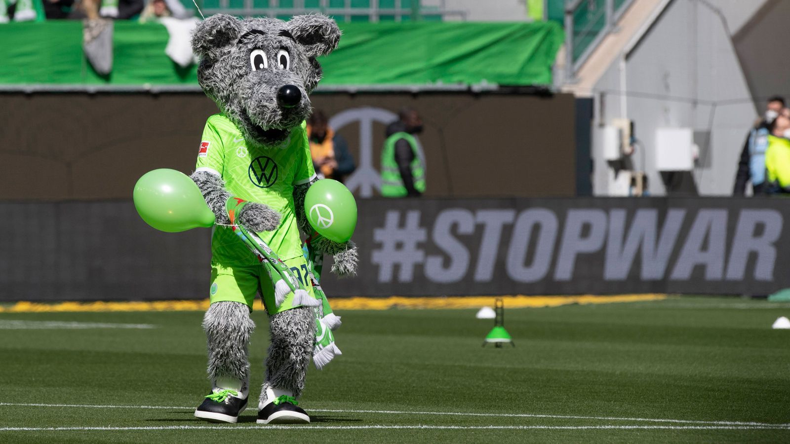 
                <strong>Platz 10: VfL Wolfsburg - Wölfi</strong><br>
                Niedersachsen weist eine der höchsten Wolfspopulationen der Republik auf. Ein einsames Tier lebt in den dunklen Winkeln der Volkswagen-Arena. Trotzdem lässt sich gegen Wölfi wenig Schlechtes sagen. Er ist ein Wolf in Wolfsburg - passt. 
              