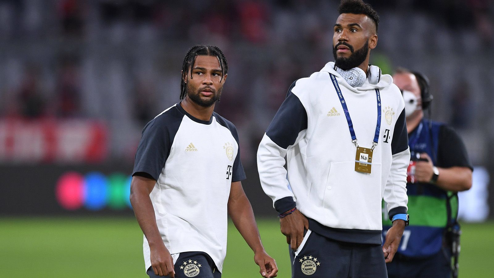 
                <strong>Choupo-Moting teilt mit Gnabry Interessen und Freundschaft</strong><br>
                Leon Goretzka und Leroy Sane kannte er bereits vor seinem Wechsel zum FC Bayern. In München freundete sich Choupo-Moting mit Joshua Kimmich, Serge Gnabry und Ex-Bayern-Star David Alaba an. "David und Serge haben zum Beispiel auch ähnliche Interessen wie ich", sagte er einmal. "Sie legen viel Wert auf Mode, mögen Kunst und schauen auch andere Sportarten wie Basketball. Ein Kumpel von mir hat zum Beispiel eine Kunstgalerie und wir haben herausgefunden, dass Serge ihn auch gut kennt. Solche Hobbys verbinden uns."
              