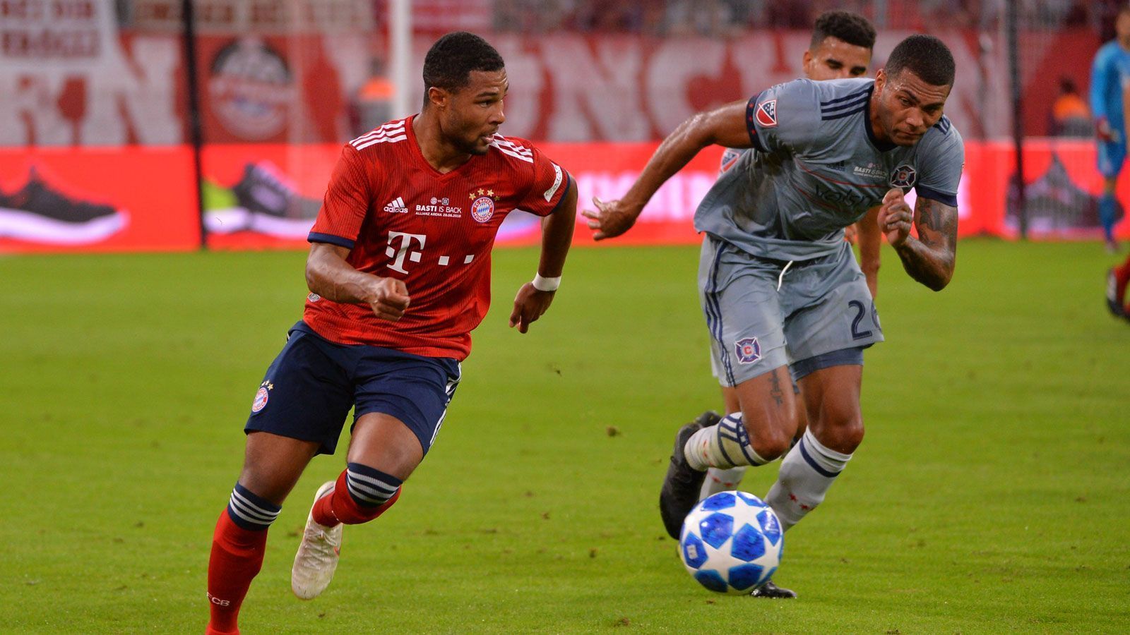 
                <strong>Schweinsteigers Abschied</strong><br>
                Die Bayern werden ihrer Favoritenrolle gerecht. Schon in der 7. Minute trifft Serge Gnabry zum 1:0 - gegen Schweinsteiger.
              