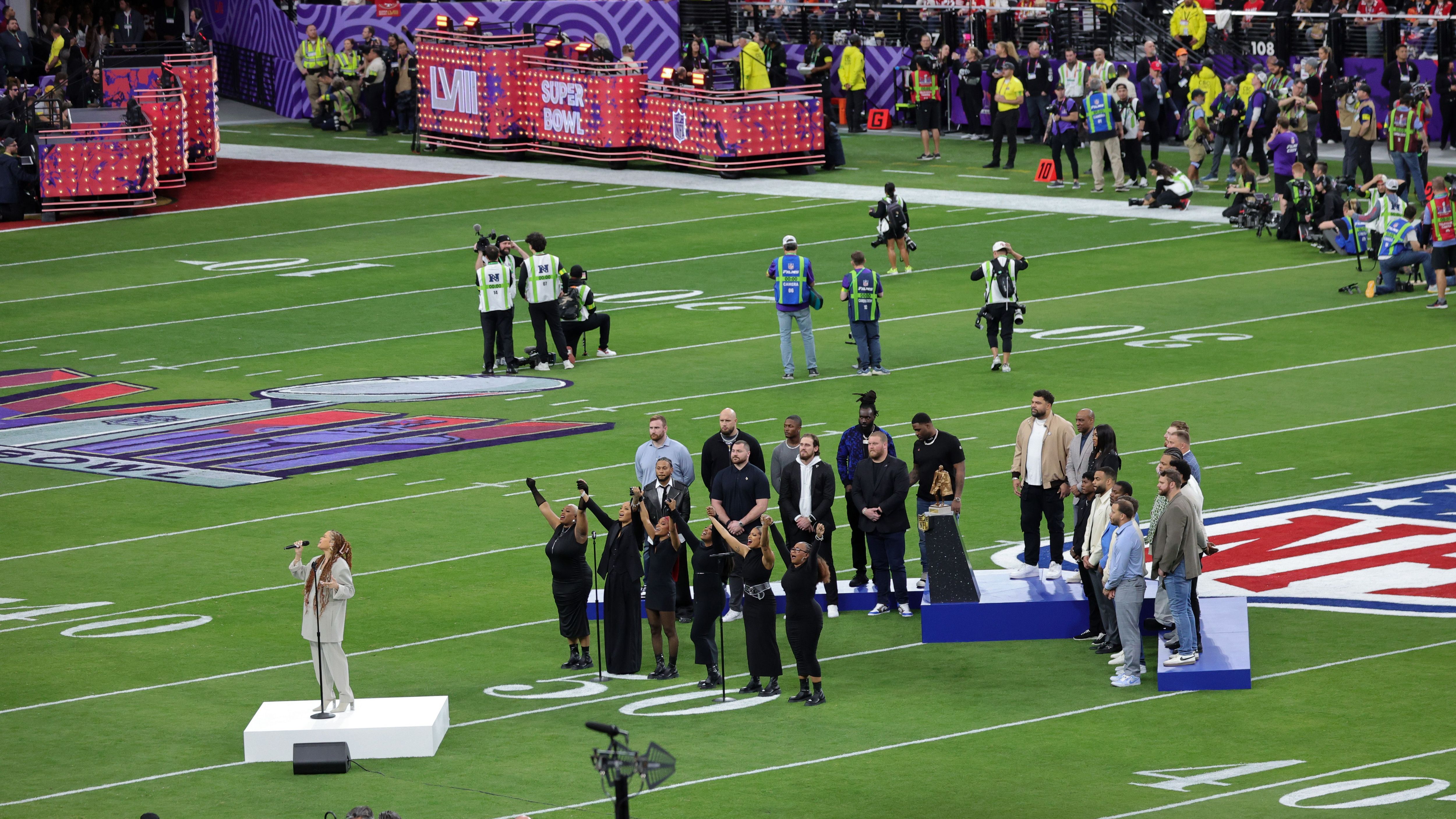 <strong>Los geht's mit dem musikalischen Warm-up</strong><br>Andra Day singt den Song "Lift Every Voice and Sing". Der Kirchen-Song gilt als Nationalhymne der Afro-Amerikaner in den USA.