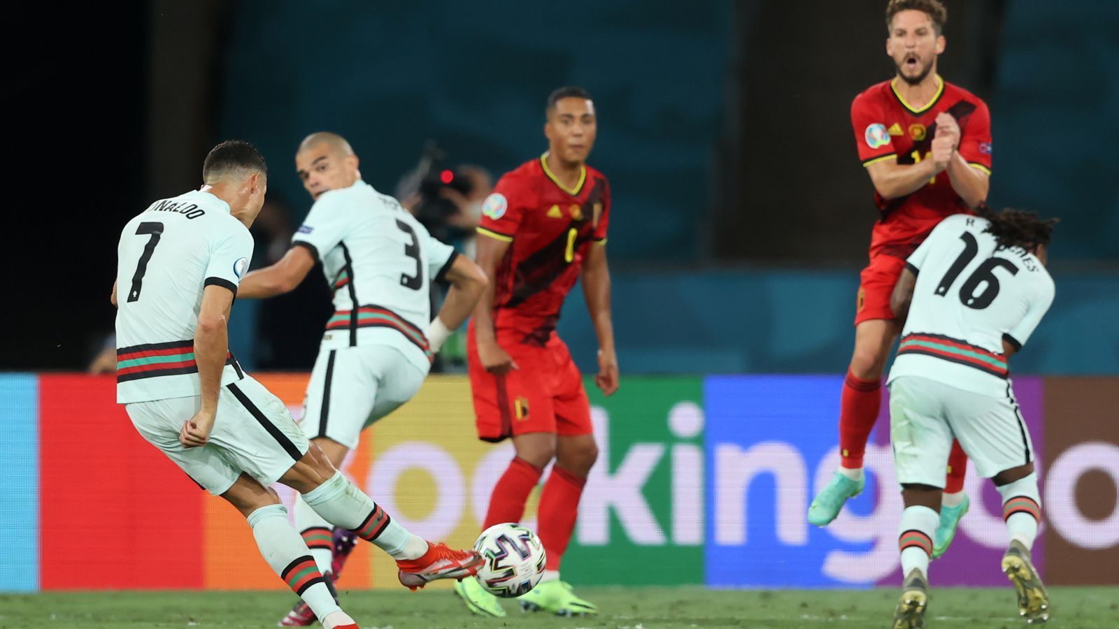 
                <strong>Ronaldo probiert alles</strong><br>
                Den Portugiesen läuft die Zeit weg, Ronaldo rückt mehr und mehr in den Blickpunkt. CR7 schafft es aber nicht, für wirkliche Torgefahr zu sorgen. Stattdessen trifft der Dortmunder Raphael Guerreiro den Pfosten.
              