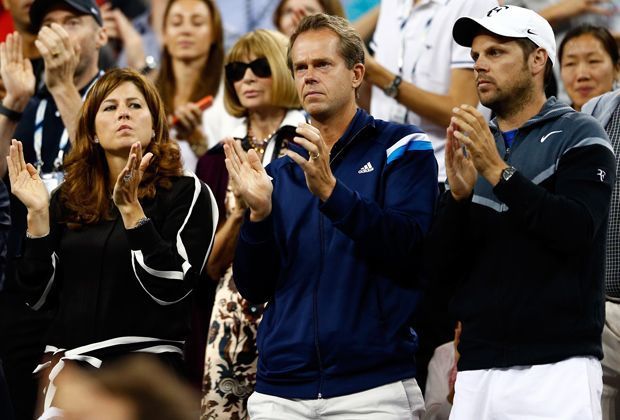 
                <strong>Der Fünfsatz-Krimi </strong><br>
                Was für ein Krimi gegen Gael Monfils im Viertelfinale der US Open: Auf der Tribüne leiden nicht nur Ehefrau Mirka, Trainer Stefan Edberg und Co-Trainer Severin Lüthi (v. li.) mit. Viele Stars und Freunde von Roger Federer sitzen in New York in der ersten Reihe. 
              