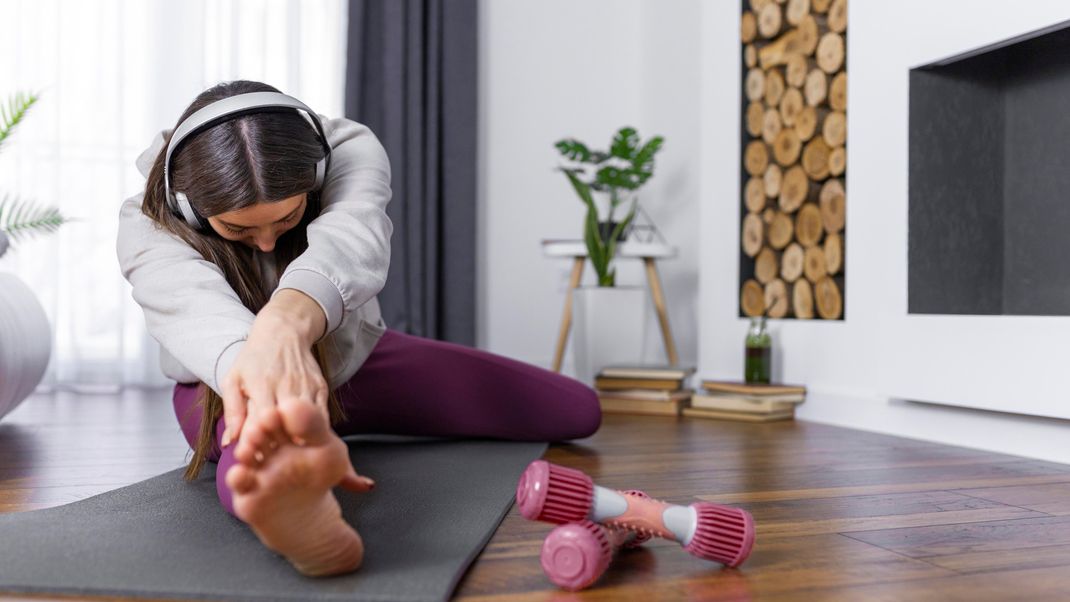 Mit einer kleinen Sport- oder Stretchingeinheit wirst du schnell wieder munter.