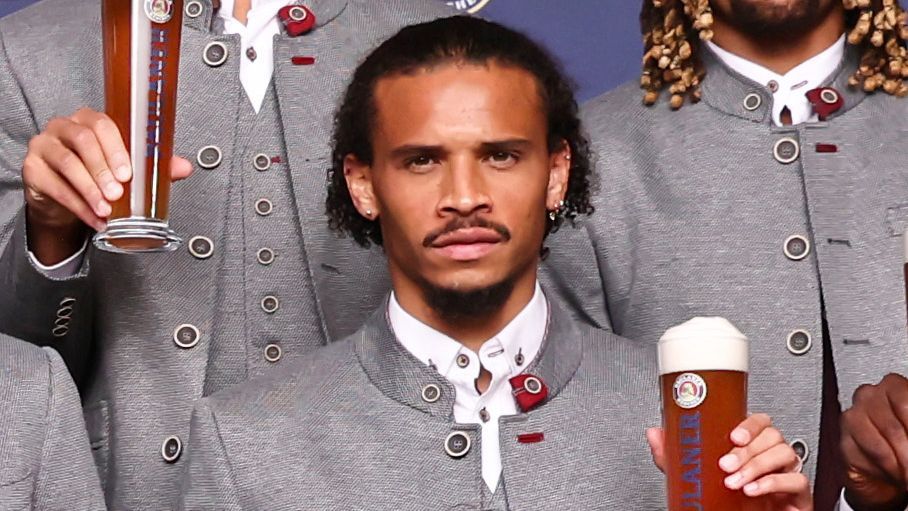 <strong>Bayern München beim Lederhosen-Shooting</strong><br>Leroy Sane ist "NOT amused". Die Freude ist ihm wirklich ins Gesicht geschrieben.