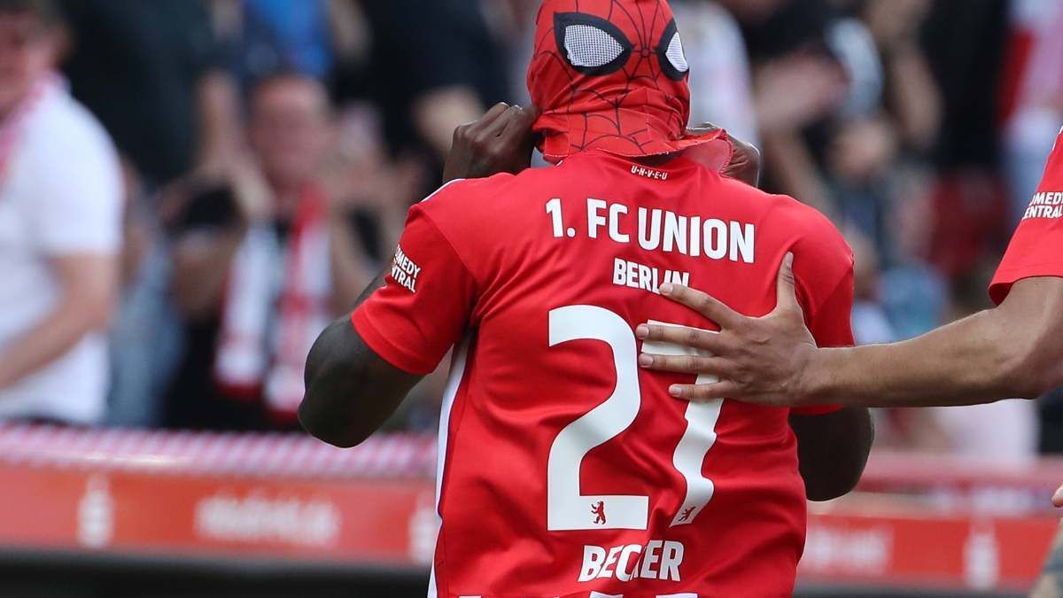 
                <strong>Gewinner: Sheraldo Becker</strong><br>
                Mit seinem Spiderman-Jubel sorgte Sheraldo Becker für eines der Bilder des Spieltags. Der Union-Stürmer traf doppelt und bereitete das erste Tor des Tages beim 4:2-Sieg mustergültig vor. Union Berlin hält den direkten Konkurrenten SC Freiburg somit auf Distanz - und segelt fröhlich weiter Richtung Champions League.
              