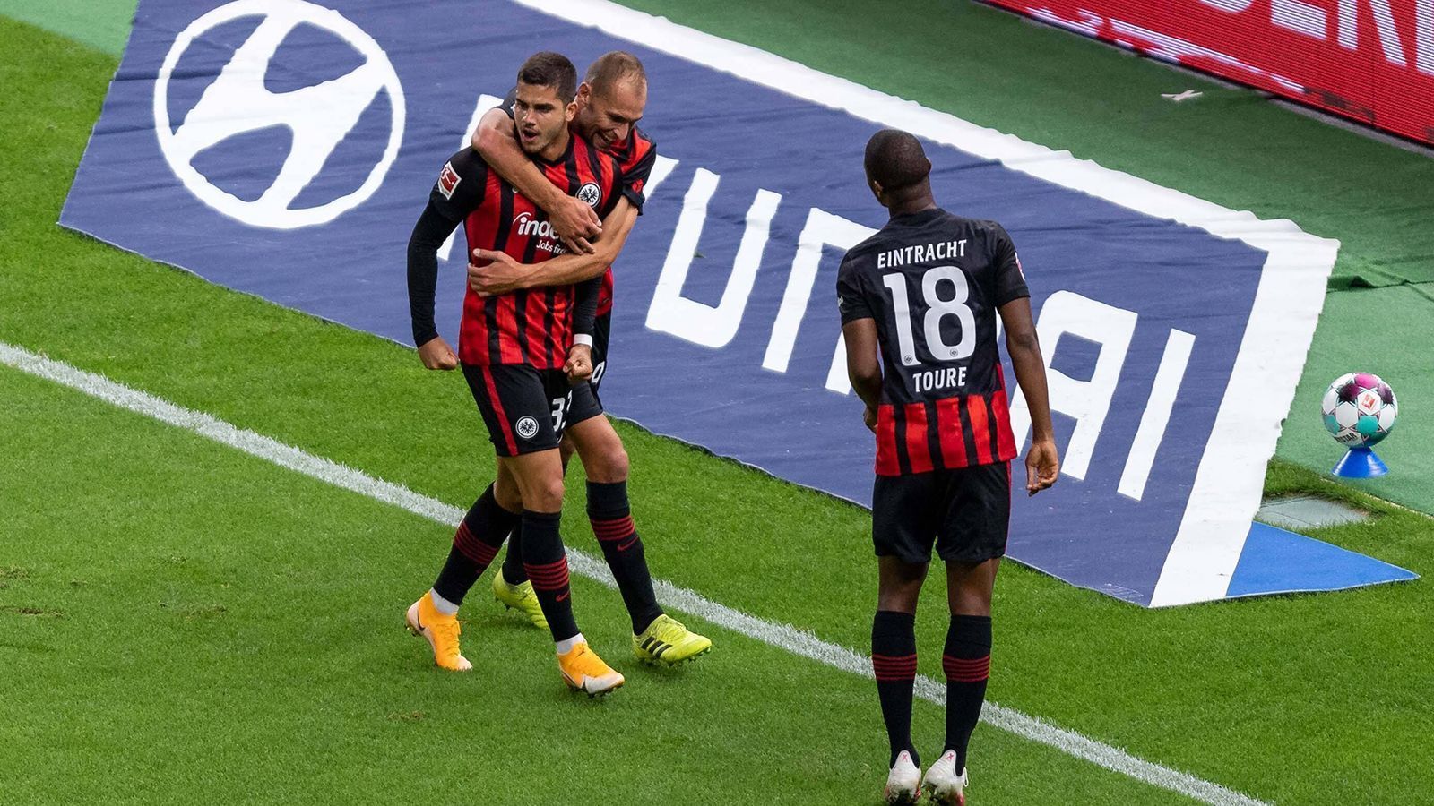 
                <strong>Platz 3: Eintracht Frankfurt (Transferbilanz -8 Mio.)</strong><br>
                Die erste Saison seit zwei Jahren ohne Europa. Und die Eintracht hat richtig Bock auf Bundesliga. Im Kader wurden im Sommer nur kleine Anpassungen vorgenommen. Mit Steven Zuber kam ein neuer Kandidat für die Außenbahn. Andre Silva wurde fest verpflichtet und auch Bas Dost findet seine alte Form zunehmend. Der Kader ist noch sehr breit besetzt. Trainer Adi Hütter hat durch die Vielfachbelastung der letzten Jahre einige Optionen parat. Das könnte in der Bundesliga zur großen Chance werden.
              