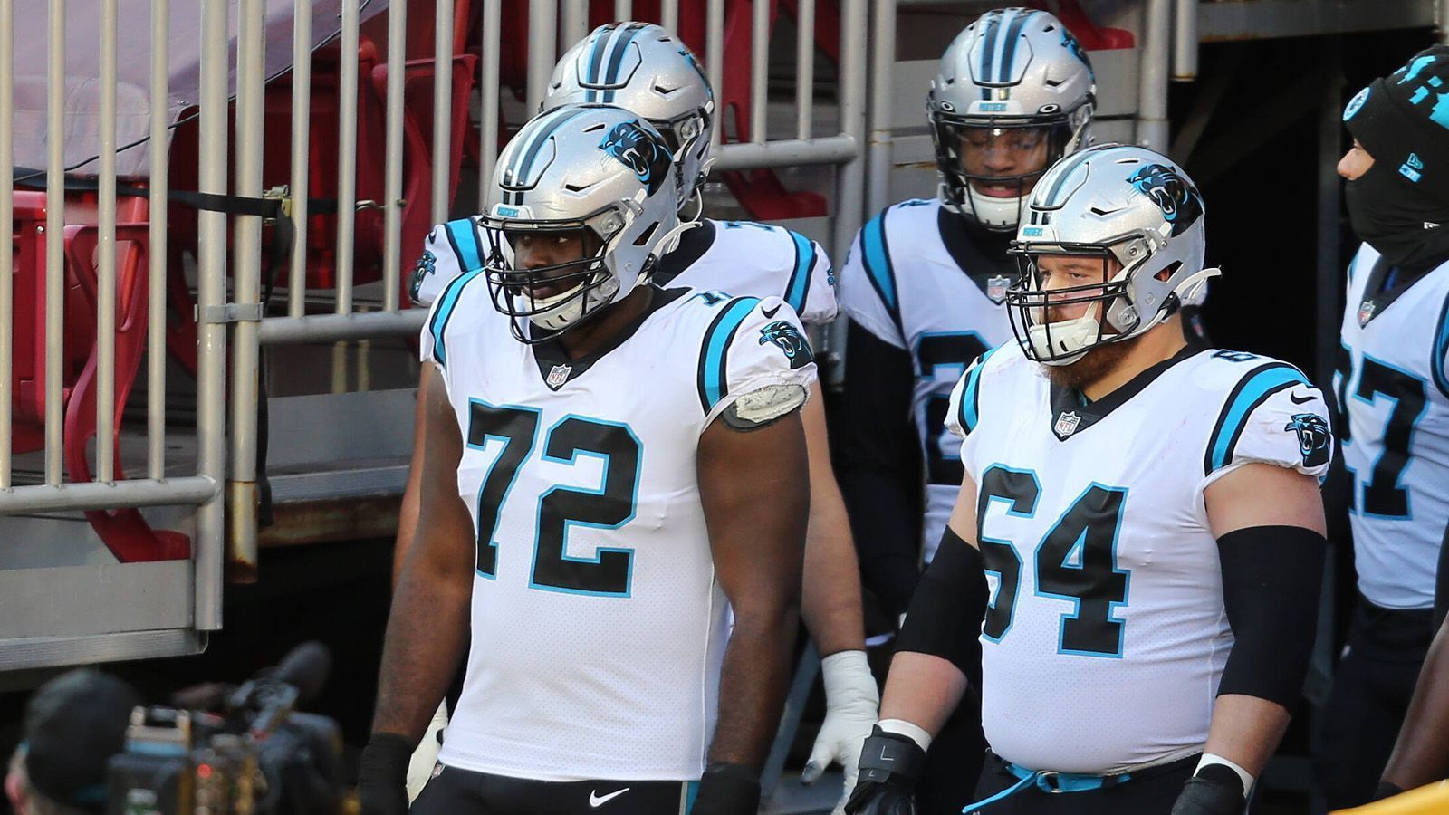 
                <strong>Carolina Panthers</strong><br>
                Seitdem bekannt ist, dass Watson die Houston Texans verlassen möchte, gelten die Carolina Panthers als mögliches Team. Es ist zweifelhaft, ob Sam Darnold nach seinen durchwachsenen drei Jahren in New York nun plötzlich in Charlotte funktioniert. Bei den Panthers würde Watson zu einer jungen und entwicklungsfähigen Mannschaft stoßen. Zudem kennt er die Region. In seiner Zeit am College besuchte Watson die Clemson University, die im benachbarten Bundesstaat South Carolina liegt. Ein Problem könnte das mangelnde Draft-Kapital sein. Einen Zweitrunden-Pick für 2022 haben die Panthers bereits abgegeben.  
              