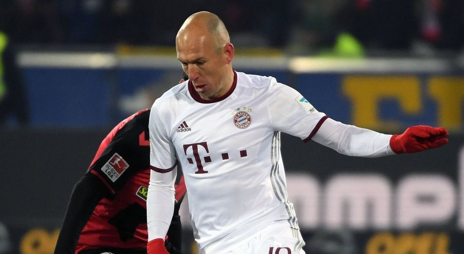 
                <strong>Arjen Robben (FC Bayern München)</strong><br>
                Arjen Robben: Nach sieben Minuten ließ der Flügelflitzer sein Können mit einer für ihn typischen Einzelaktion aufblitzen. Hatte auch ansonsten viele gute Ideen - nur an der Ausführung haperte es zu oft. Wenn seine Pässe ankamen, brannte es jedoch lichterloh beim Sportclub. Zwang Schwolow mit einem tollen Schlenzer zu einer Glanzparade, verfehlte aber auch nach einem Freiburger Fehler das leere Tor aus spitzem Winkel. ran-Note: 4
              