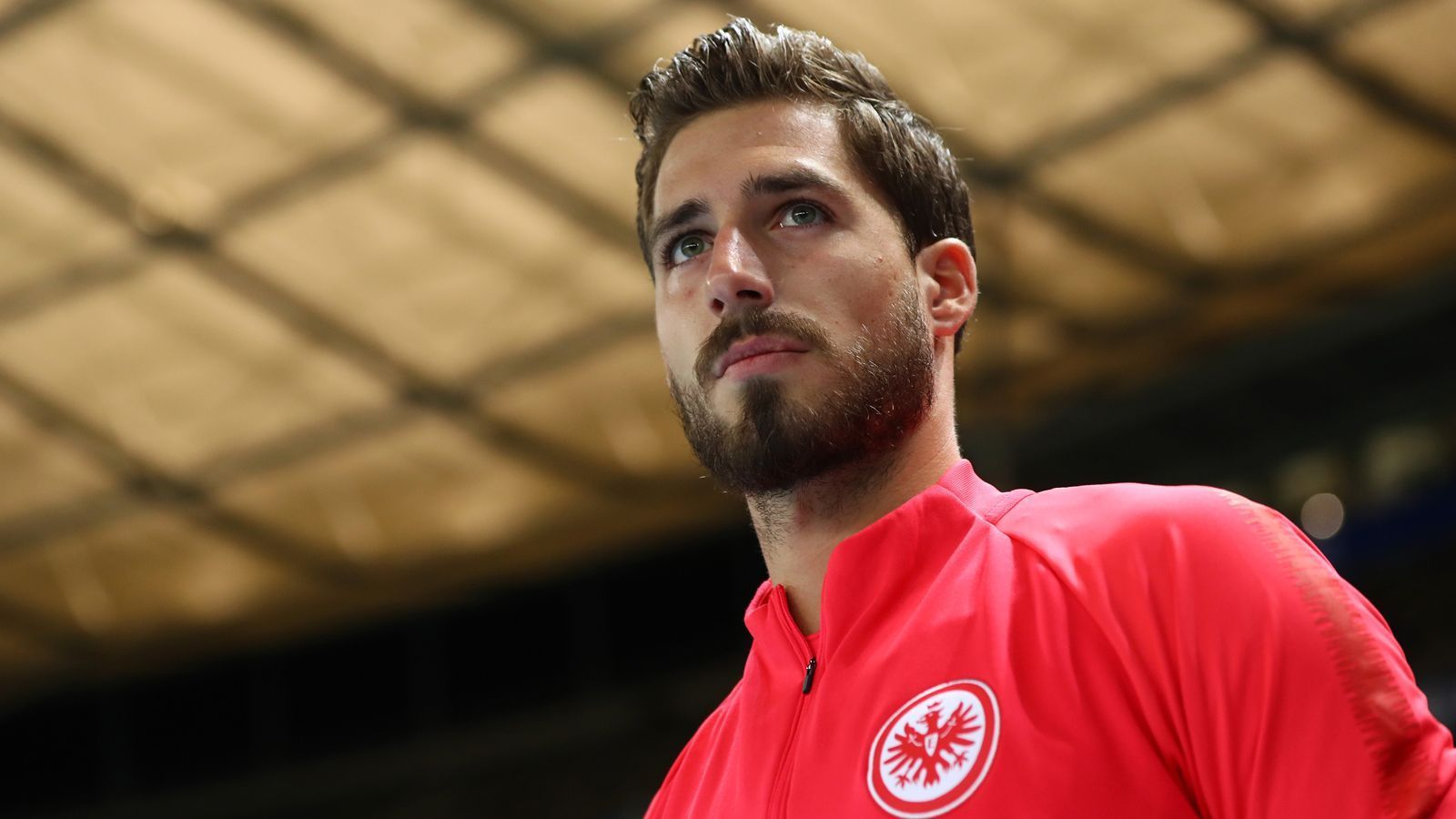 
                <strong>Kevin Trapp (Eintracht Frankfurt)</strong><br>
                Die Rückkehr von Kevin Trapp in die Bundesliga ist perfekt! Der deutsche Nationaltorhüter wechselt von Paris St. Germain zu Eintracht Frankfurt. Bei den Hessen erhält der 29-Jährige einen Vertrag bis 2024, die Ablöse soll laut "Bild" bei knapp unter zehn Millionen Euro liegen. "Kevin war in der vergangenen Saison eine wichtige Säule und hatte einen enormen Anteil am positiven Saisonverlauf. Seine Ausstrahlung und Wirkung ist enorm wichtig für die Mannschaft und wir sind sehr glücklich, einen Toptorhüter und deutschen Nationalspieler langfristig an uns binden zu können", sagt Eintracht-Sportvorstand Fredi Bobic. Trapp freut sich über seine Rückkehr. "Ich habe bereits im Frühjahr betont, dass ich mich sehr wohl fühle in Frankfurt und bei der Eintracht. Die Zeit in Paris war für mich sehr spannend, erfolgreich und eine tolle Erfahrung. Jetzt komme ich voll und ganz nach Hause und möchte mit der Eintracht noch viel erreichen." Trapp war bereits in der vergangenen Saison von Paris nach Frankfurt ausgeliehen.
              