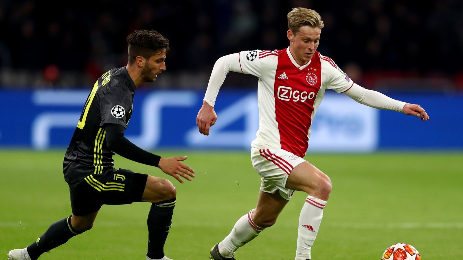 
                <strong>Platz 3: Ajax Amsterdam</strong><br>
                Würde es in diesem Power Ranking darum gehen, die Sympathien der neutralen Zuschauer für sich zu gewinnen, wäre Ajax wohl an der Spitze gelandet. Die junge Mannschaft von Trainer Erik ten Haag begeistert mit mutigem Offensivfußball und großem Kampfgeist. Im Achtelfinale schaltete Ajax sensationell Real Madrid aus und beendete damit die dreijährige Dominanz der Königlichen in der Champions League. Im Viertelfinale verzweifelte auch Cristiano Ronaldo mit Juventus Turin an den Niederländern. Besonders in den Rückspielen in der Fremde präsentiert sich Ajax stark. Zuerst wurde Real mit 4:1 im eigenen Stadion gedemütigt, dann erkämpften sich die Niederländer ein 2:1 in Turin.   
              