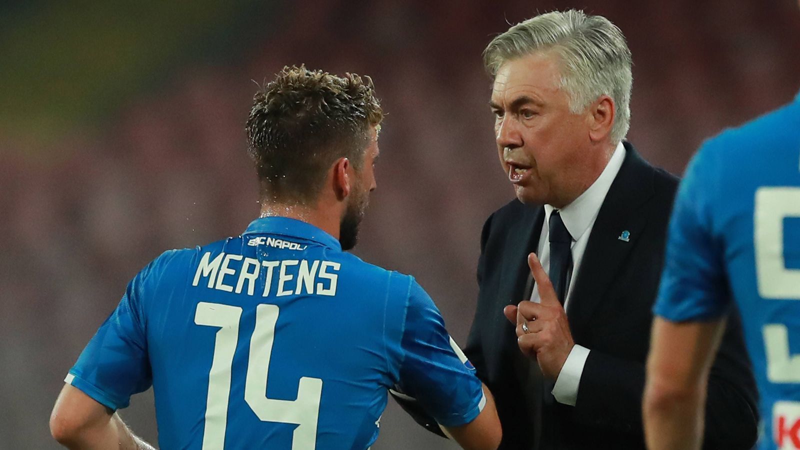 
                <strong>Topf 2: SSC Neapel (Vizemeister in Italien)</strong><br>
                Größter CL-Erfolg: Achtelfinale 1991, 2017Trainer: Carlo Ancelotti (re.)Topstar: Dries Mertens (li.)
              