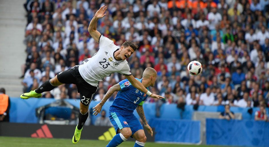 
                <strong>Werbung in eigener Sache</strong><br>
                "Joachim Löw weiß, was ich kann, auch für den Fall, dass er mich als Joker mitnimmt", sagt Gomez. "Der Bundestrainer weiß, dass er sich auf mich verlassen kann. Meine absolute Stärke ist, dass ich weiß, wo im Sechzehner der Ball hinkommt."
              