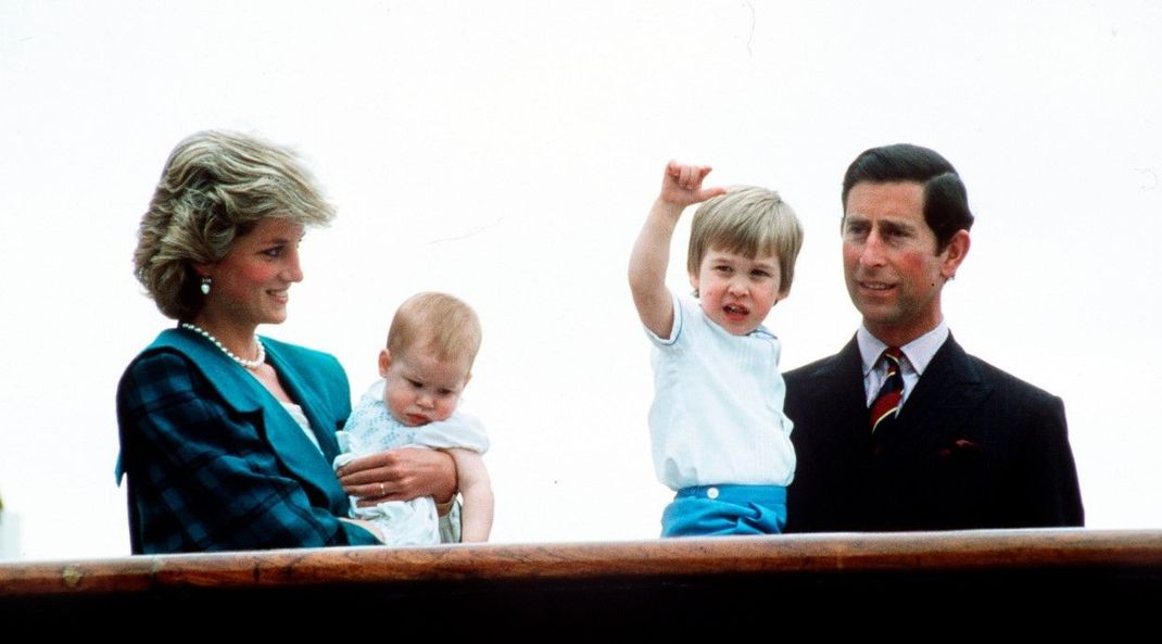 Lady Di, Charles und die Kinder Harry und William als Familie auf der königlichen Yacht 1985 in Venedig, Italien.