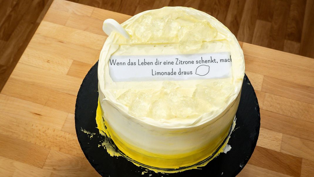 Zitronen-Mandel-Biskuit, weiße Schoko-Basilikum-Mascarpone-Creme und Cornflakes-Schoko-Crunch