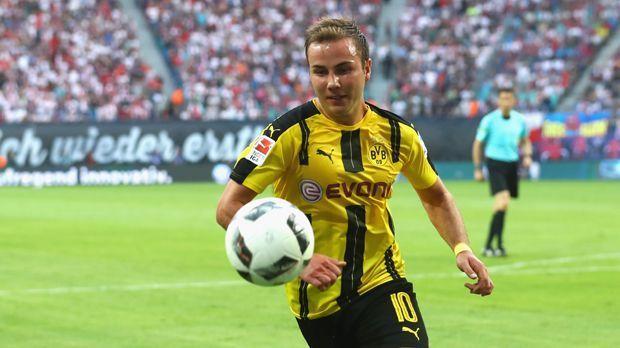 
                <strong>Mario Götze</strong><br>
                Mario Götze: In der Anfangsphase sehr quirlig, immer anspielbar. Gewann für einen Offensivspieler viele Zweikämpfe und holte mehrere Freistöße am Leipziger Strafraum heraus. Nur die entscheidende letzte Aktion fehlte. Dennoch: Ein BVB-Comeback, das Lust auf mehr macht. In der 71. Minute war sein Abend beendet. ran-Note: 2
              