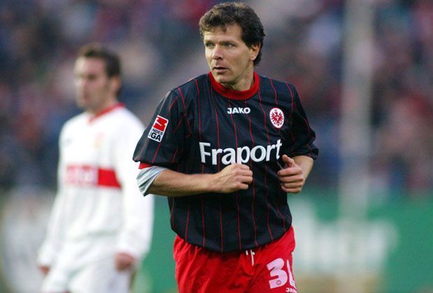 
                <strong>Andreas Möller (Eintracht Frankfurt)</strong><br>
                Sage und schreibe 16 Jahre liegen zwischen Möllers erster und zweiter Zeit bei der Eintracht. 1987 verlässt er seinen Stammverein, um anderswo Karriere zu machen - 2003 kehrt er zurück. Lediglich elf Einsätze stehen dann noch zu Buche.
              