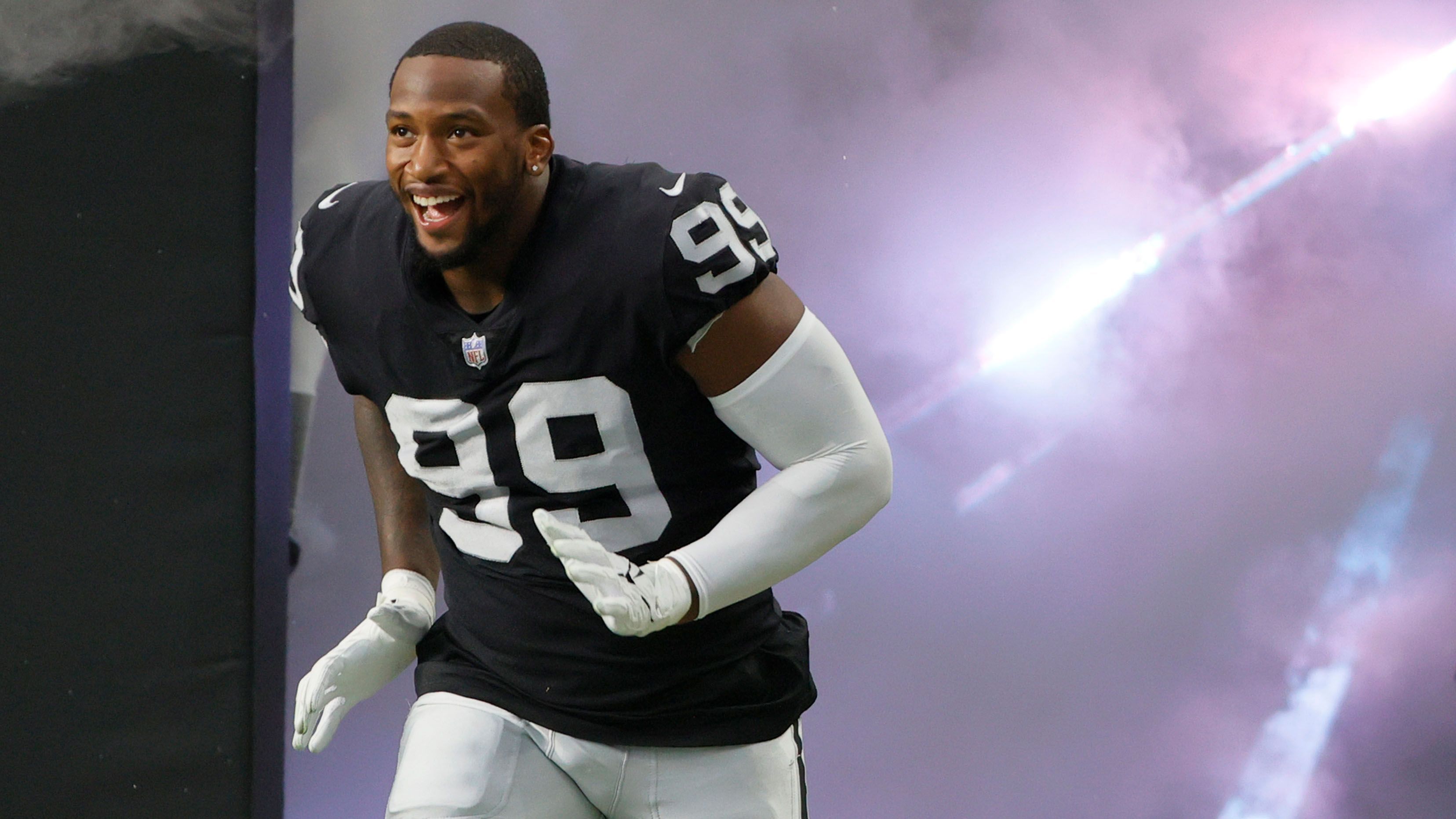 
                <strong>Clelin Ferrell (Las Vegas Raiders)</strong><br>
                Clelin Ferrell war 2019 einer dieser Raiders-Picks, die viele Experten überraschten. Zwei Jahre später ist klar, dass das Erstaunen begründet war. Der ehemalige Nummer-4-Pick konnte bislang nicht überzeugen und hat mittlerweile sogar seinen Platz als Starter verloren. Las Vegas setzt auf den in der Free Agency akquirierten Yannick Ngakoue und Überflieger Maxx Crosby, der auch 2019, allerdings erst in der vierten Runde, geholt wurde. Ferrell kommt 2021 in sieben Spielen nur auf 95 Snaps, einen Sack konnte er dabei nicht verbuchen. Es ist unwahrscheinlich, dass der Pass Rusher eine Zukunft in Las Vegas hat, ein Konkurrent könnte mit wenig Ressourcen versuchen, der Karriere des Defensive Ends neues Leben einzuhauchen.
              