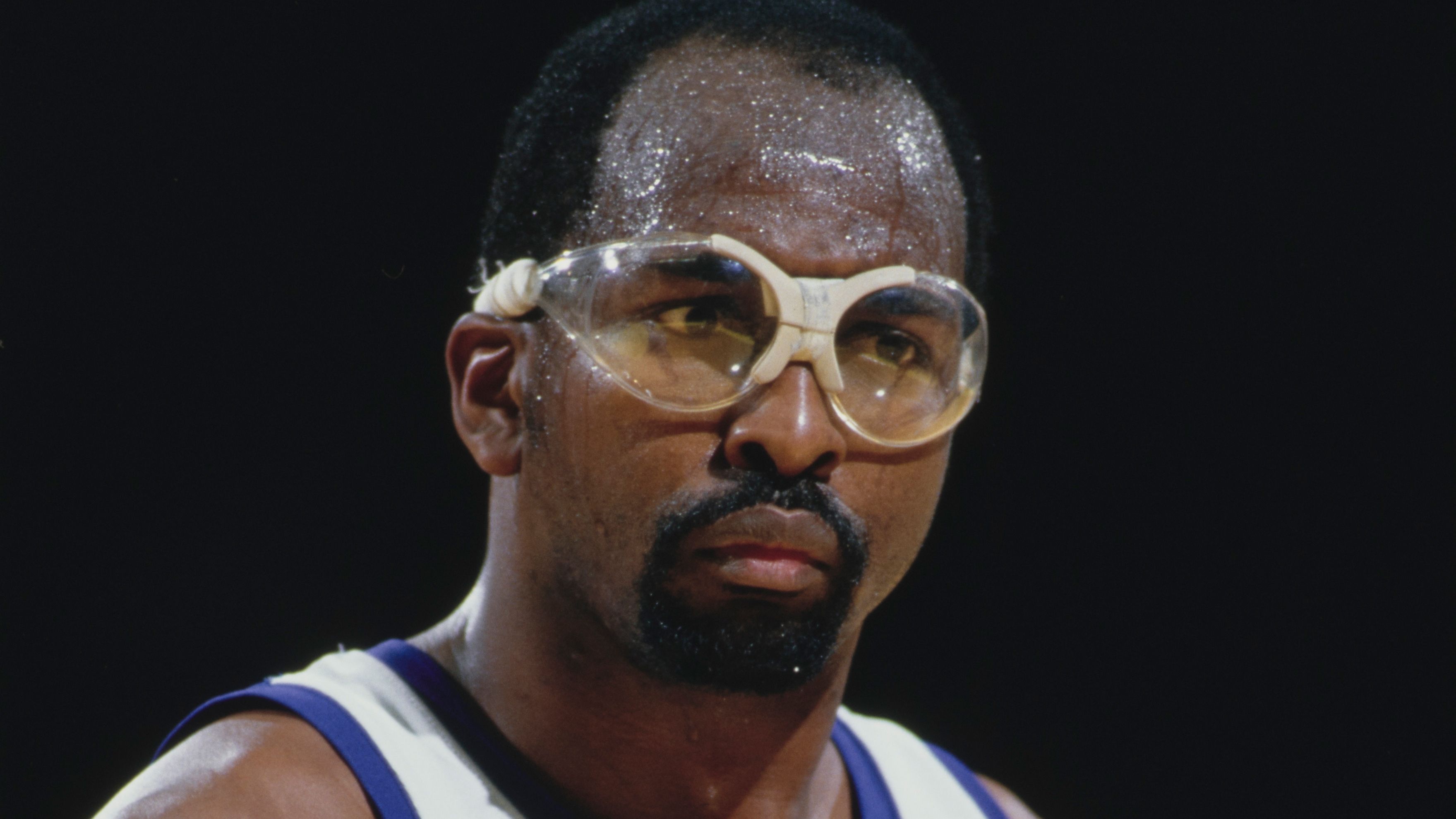 <strong>Platz 11: Moses Malone</strong><br>- Punkte: 27.409 (⌀ 20,6 Punkte pro Spiel)<br>- Spiele: 1.329<br>- In der ABA/NBA von: 1974-1995<br>- Teams: Utah Stars (ABA), Spirits of St. Louis (ABA), Buffalo Braves (heute: Los Angeles Clippers), Houston Rockets, Philadelphia 76ers, Washington Bullets (heute: Washington Wizards), Atlanta Hawks, Milwaukee Bucks, San Antonio Spurs