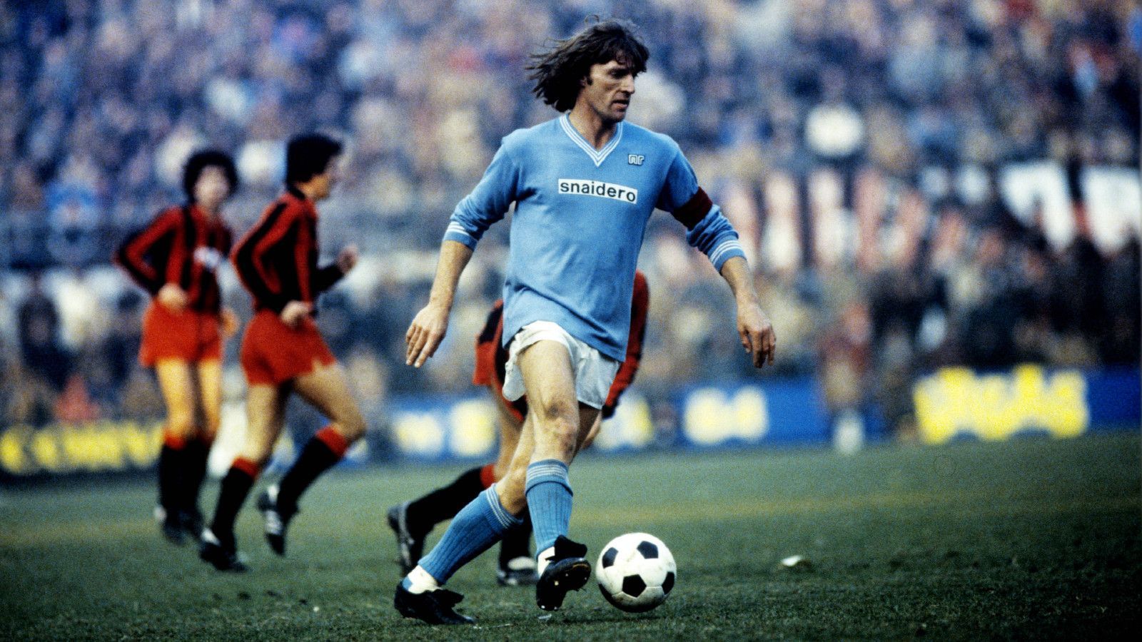 
                <strong>Ruud Krol </strong><br>
                1980 bis 1984, nicht unbedingt die erfolgreichsten Jahre Napolis - an ihm lag das sicher nicht: Ruud Krol entwickelte sich während seiner Zeit bei der SSC zu einem der besten Linksverteidiger in der holländischen Fußballhistorie.
              