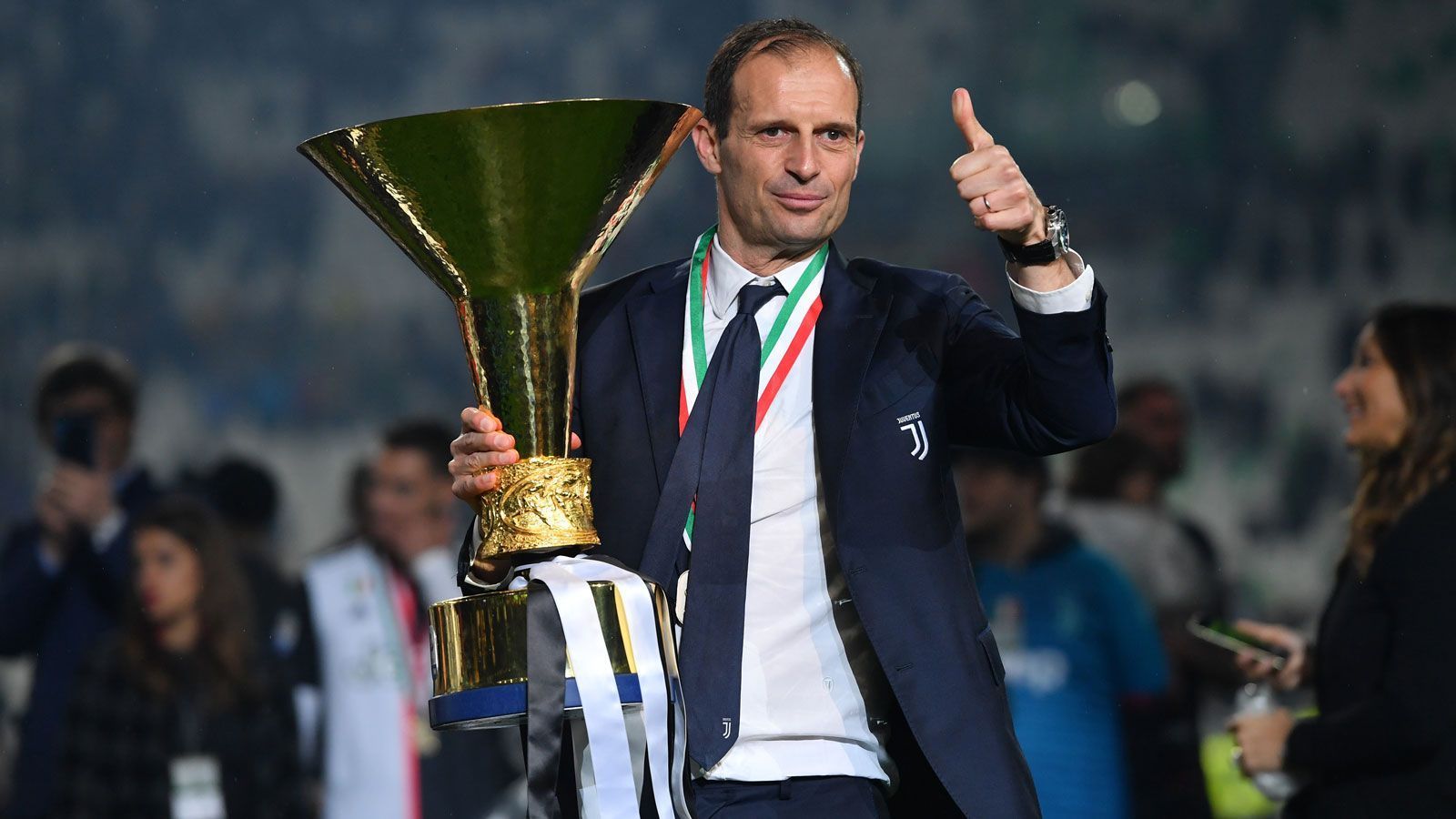 
                <strong>Platz 4: Massimiliano Allegri (vereinslos)</strong><br>
                Wettquote 10,0Der frühere Juve-Coach wäre zweifelsohne eine Königslösung. In fünf Jahren in Turin holte Massimiliano Allegri fünfmal den Scudetto, vier Pokalsiege und zog zweimal ins Finale der Champions League ein. Im Sommer trat er aus freien Stücken zurück, um ein Sabbatical einzulegen. Doch wer weiß, vielleicht würde Allegri seine Pause verkürzen, wenn der FC Bayern anruft. Was gegen ihn spricht: In der Vergangenheit hatten italienische Trainer in München dauerhaft nicht funktioniert. Diese Erfahrungswerte schmälern Allegris Chancen.  
              