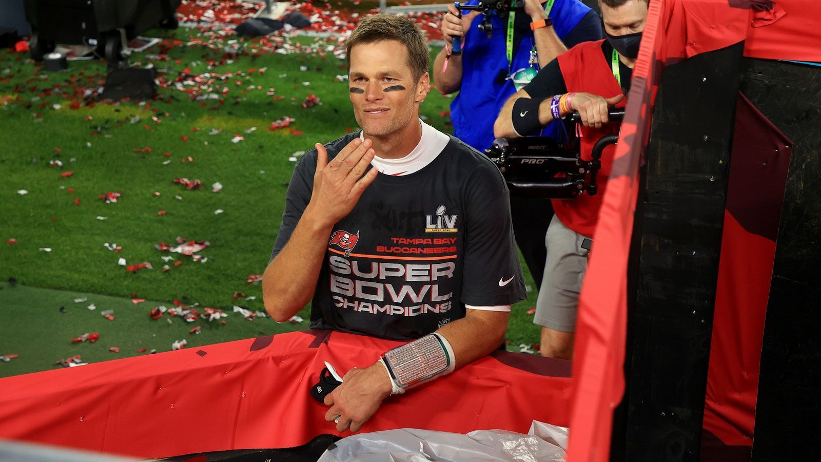 
                <strong>Tom Bradys Verlängerung bei den Buccaneers</strong><br>
                Wir fangen direkt mit dem Meister der Vertragsklauseln an: Tom Brady. Ein Jahr vor Ablauf seines Zweijahresvertrags hat der nunmehr siebenmalige Super-Bowl-Champion um eine weitere Saison bei den Tampa Bay Buccaneers verlängert. Warum schon jetzt? Um das vereinbarte Gehalt auf mehrere Spielzeiten aufteilen zu können. Denn Brady weiß: In der NFL geht es immer nur um die aktuelle Saison - auch finanziell. Kommen wir zu den Zahlen: Das Vertragsvolumen beträgt 50 Millionen US-Dollar, von denen aber nur zehn Millionen als Basisgehalt herhalten. Der Rest teilt sich zu gleichen Teilen auf in Signing Bonus und Roster Bonus. Der besondere Trick bei dem Vertrag: Brady und die "Bucs" nutzen so genannte "Void Years", die auf dem Papier nur bestehen, um die immensen Summen auf mehrere Saisons aufteilen zu können ...
              