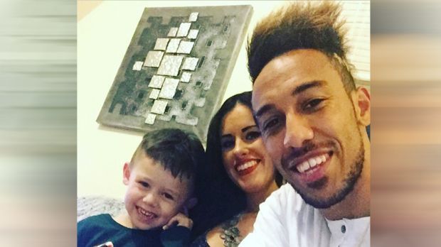 
                <strong>Pierre-Emerick Aubameyang</strong><br>
                BVB-Torjäger Pierre-Emerick Aubameyang feiert Weihnachten mit seiner Freundin und Söhnchen Curtys. Mit dem Familien-Foto schickt der Gabuner seine Weihnachtsgrüße raus an all seine Fans.
              