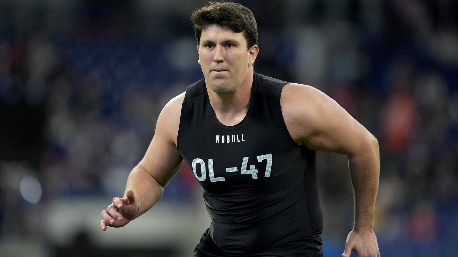 
                <strong>Ravens holen Combine-Phänomen Vorhees</strong><br>
                Obwohl er sich beim NFL Combine das Kreuzband gerissen hatte, trat Andrew Vorhees bei der Veranstaltung noch zum Bankdrücken an und schaffte hervorragende 38 Wiederholungen. Seine Mühen haben sich ausgezahlt. In der siebten Runde wählten die Baltimore Ravens den Guard von der University of Southern California, der sich jetzt doppelt auf seine Genesung freuen kann.
              