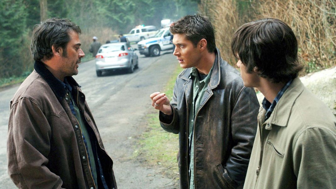 Jeffrey Dean Morgan (1. v.l.) spielt den Vater von Dean (Jensen Ackles, 2. v.l.) und Sam Winchester (Jared Padalecki, 1. v.r.). In "The Walking Dead" verkörpert der Schauspiel-Star den Charakter Negan.