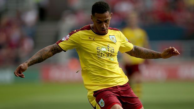 
                <strong>Platz 5: Andre Gray (FC Burnley) - 34,87 km/h</strong><br>
                Andre Gray hat sein Tempo in der vergangenen Saison so richtig ausgespielt: 25 Tore und zehn Vorlagen in 43 Pflichtspielen - allerdings noch in Englands zweiter Liga. Gut möglich aber, dass auch die Profis der Premier League bei diesem 25-jährigen Engländer oft Fersengeld zahlen.
              