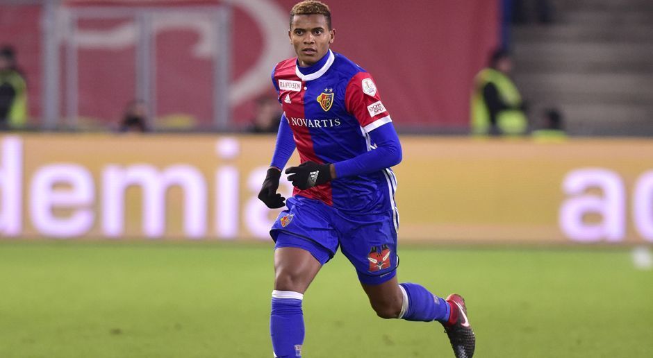 
                <strong>Manuel Akanji: Von Winterthur nach Basel</strong><br>
                Doch auch nach seinem Wechsel in seinen frühen Jugendjahren nach Winterthur stand noch nicht fest, ob Akanji eines Tages Fußballprofi werden würde. "Als Jugendlicher war ich ein durchschnittlicher Spieler. Ich hätte nie gedacht, dass ich mal eine Profikarriere einschlagen könnte", sagte der heute 22-Jährige einmal in einem Interview in der Schweiz. Eher der Durchschnittsspieler. Erst mit 17 Jahren legte er physisch noch einmal ordentlich zu - und ist nun 1,87 Meter groß, was ihm als Abwehrspieler enorm half. Für 700.000 Euro kaufte ihn 2015 schließlich der FC Basel.
              