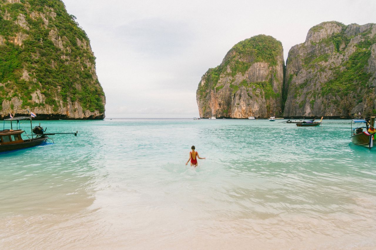 Auch die thailändische Inselgruppe Ko Phi Phi wurde durch den Film "The Beach" mit Leonardo DiCaprio berühmt. Zeitweise musste die Bucht wegen der Zerstörung des Ökosystems geschlossen werden.