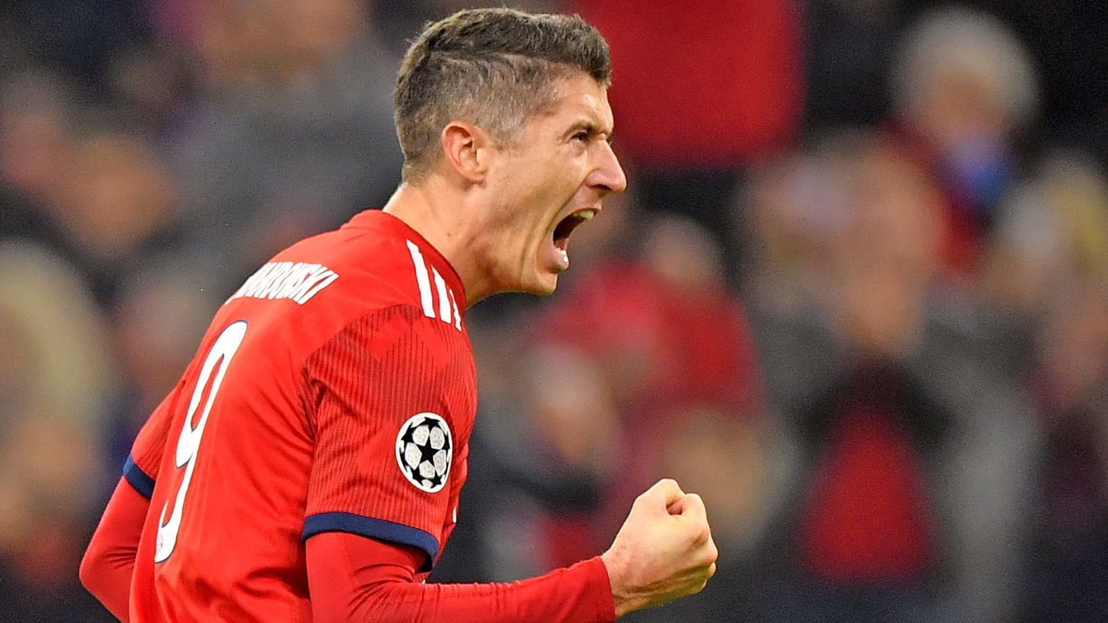 
                <strong>Robert Lewandowski</strong><br>
                Der Pole wirft sich in zahlreiche Zweikämpfe und arbeitet auch viel zurück. Nach einer Ecke holt er gegen Cosic clever den Elfmeter heraus, den er dann auch selbst verwandelt. Beim 2:0 ist Lewandowski in bester Torjägermanier am langen Pfosten zur Stelle. Seinen verdienten Applaus holt er sich bei der Auswechslung für Wagner ab. ran-Note: 2
              