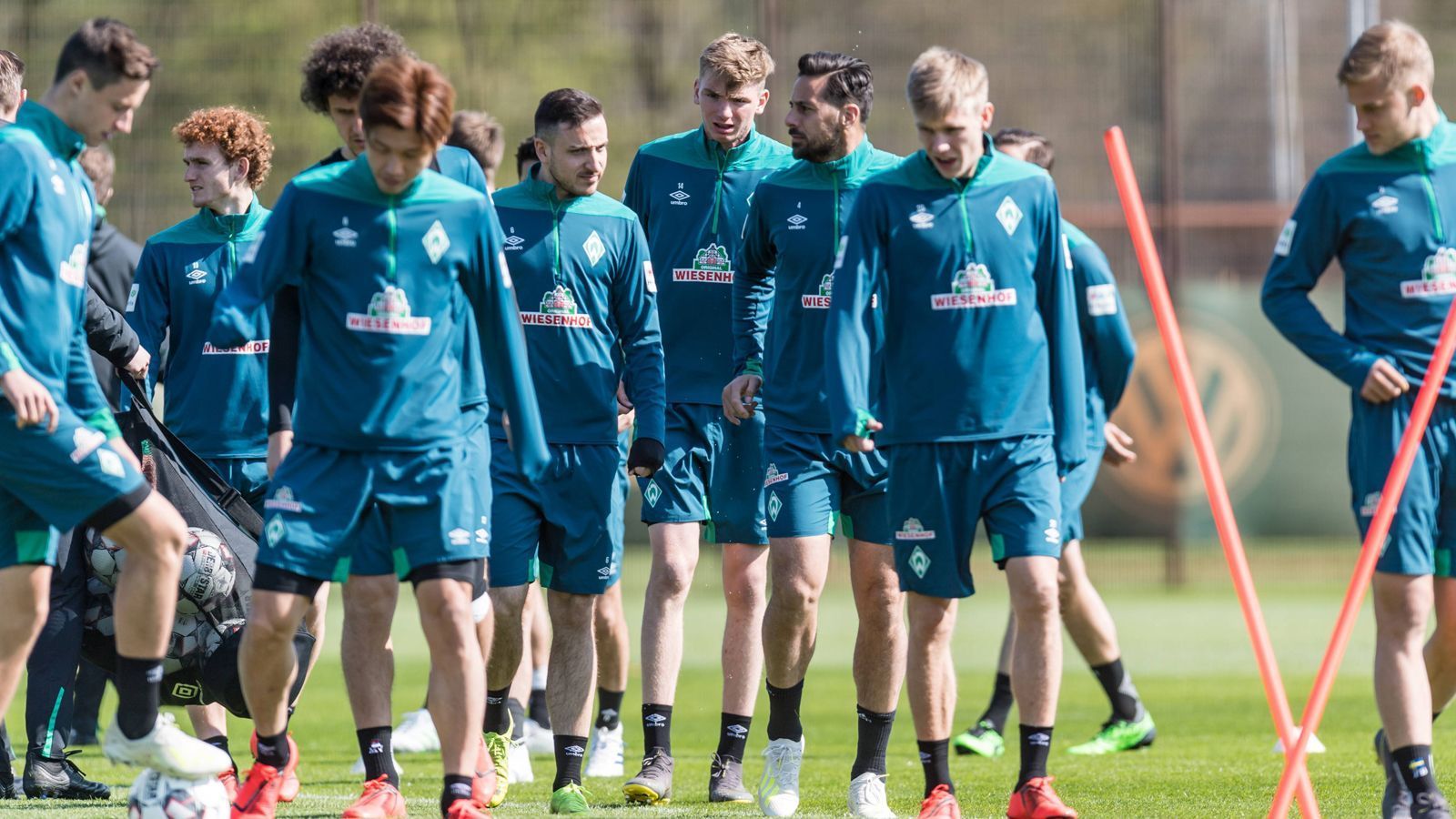 
                <strong>SV Werder Bremen </strong><br>
                Trainingsauftakt: 28. Juni 2019Trainingslager: 4. -14. Juli in Zell am Ziller (Österreich), 26. Juli - 2. August in Grassau am ChiemseeTestspiele:7. Juli gegen Karlsruher SC und WSG Wattens3. August (Gegner noch nicht bekannt)
              