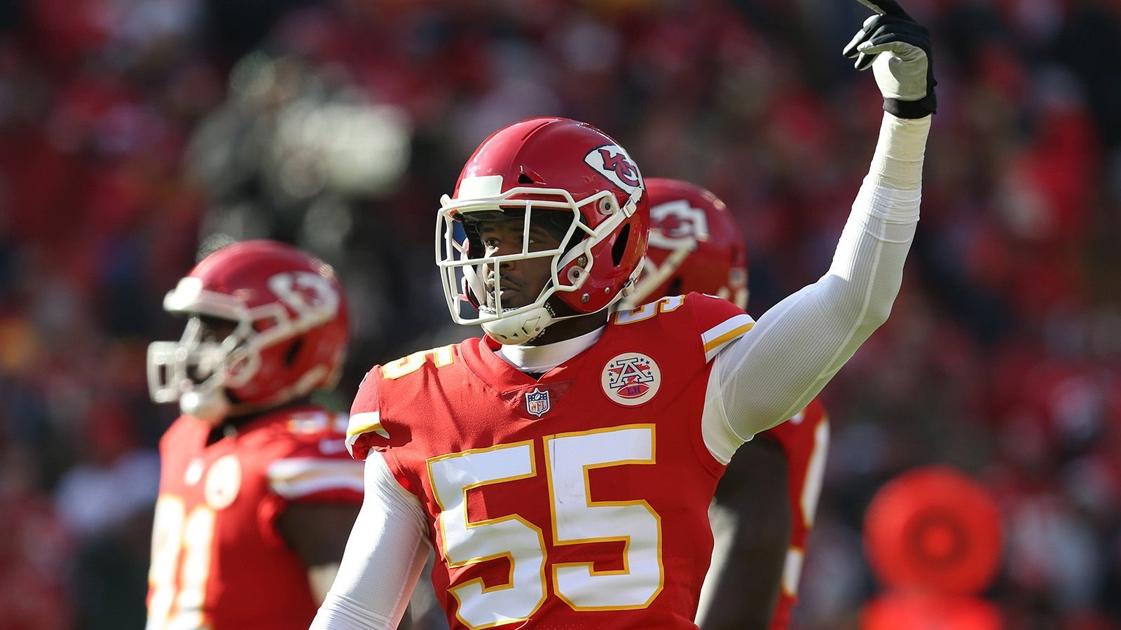 
                <strong>Dee Ford (Linebacker, Kansas City Chiefs)</strong><br>
                Dee Ford steht hier quasi stellvertretend für das Pass-Rush-Dreigestirn um ihn, Justin Houston und Chris Jones. Alle drei haben in dieser Saison bereits mindestens neun Sacks verbucht und als Team haben die Chiefs zusammen mit den Steelers die meisten Sacks in der Regular Season verbucht. Ihnen steht mit den Colts eine bärenstarke O-Line gegenüber. Nur 18 zugelassene Sacks sind Ligaspitze. Für Dee Ford wird es zudem nicht nur darauf ankommen, Andrew Luck unter Druck zu setzen, sondern auch den zuletzt formstarken Running Back Marlon Mack im Auge zu behalten.
              