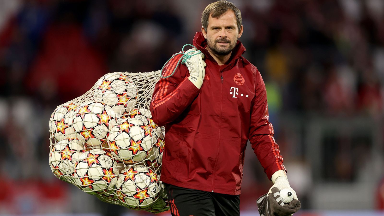 
                <strong>Toni Tapalovic</strong><br>
                ... könnte Toni Tapalovic zum FC Bayern zurückkehren. Im Januar gab es "Differenzen über die Art und Weise der Zusammenarbeit" und der Verein trennte sich vom Torwarttrainer. Er soll sich mit Ex-Trainer Julian Nagelsmann nicht verstanden haben. Da Tapalovic nur freigestellt wurde und immer noch einen gültigen Vertrag besitzt, wäre eine Rückholaktion kein großes Thema. Die Bayern sollen auch bereit sein, zwei Torwart-Trainer zu haben, sodass Michael Rechner nach guter Anfangsarbeit bleiben könnte.
              