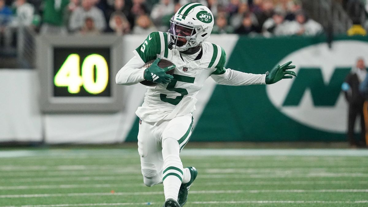 NFL, American Football Herren, USA Buffalo Bills at New York Jets Oct 14, 2024; East Rutherford, New Jersey, USA; New York Jets wide receiver Garrett Wilson (5) carries a ball during the first half...