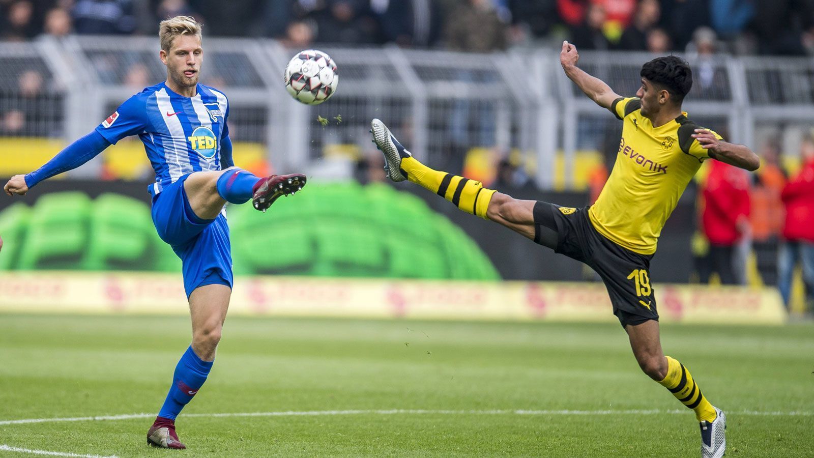 
                <strong>Mahmoud Dahoud</strong><br>
                Kehrte nach dem Atletico-Spiel in die Startelf zurück. Und wie! Bis auf den Aussetzer in der 41. Minute, als er mit einem Fehlpass das 1:1 einleitet, eine herausragende Leistung. Harmoniert besonders gut im Zusammenspiel mit Reus, wobei die gefährlichsten Torchancen entstehen. Zwei besonders sehenswerte Atkionen: Zaubert sich in der 18. Minute mit Reus durch den gegnerischen Strafraum. Reus' knappe Abseitsstellung verhindert allerdings die Führung durch Sancho. In der 27. Minute initiiert Dahoud mit seinem Pass halblinks auf Götze schließlich das 1:0. ran-Note: 2.
              