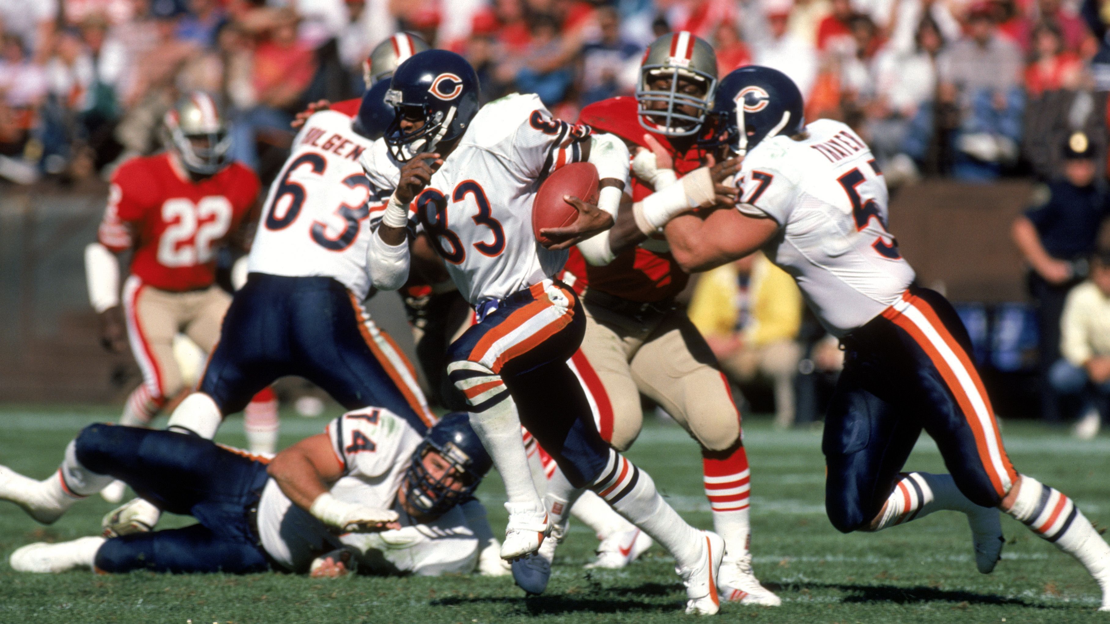 <strong>Platz 5: Chicago Bears von 1985 (Bilanz: 15-1, Super-Bowl-Champions, Head Coach: Mike Ditka)</strong><br>"Sports Illustrated" hebt bei den Bears die neue Verteidigungsformation hervor, mit der sie die NFL veränderten: "Chicago erfand und perfektionierte die 46 Defense unter Koordinator Buddy Ryan, der daran glaubte, den Quarterback mit übermäßigem Druck zu Fehlern zu zwingen."