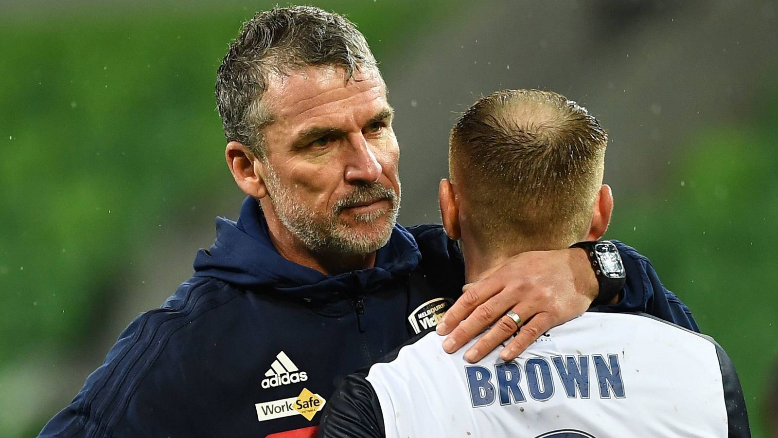 
                <strong>Marco Kurz (Trainer Melbourne Victory)</strong><br>
                Mit dem früheren Kaiserslautern- und Hoffenheim-Trainer Marco Kurz versucht sich ein weiterer deutscher Coach in Australien. Nach seinem zweijährigen Engagement bei Adelaide United, wechselte der 50-Jährige im Juni 2019 innerhalb Australiens zu Melbourne Victory. Begleitet wurde er vom gebürtigen Gelsenkirchener Filip Tapalovic als Co-Trainer.
              