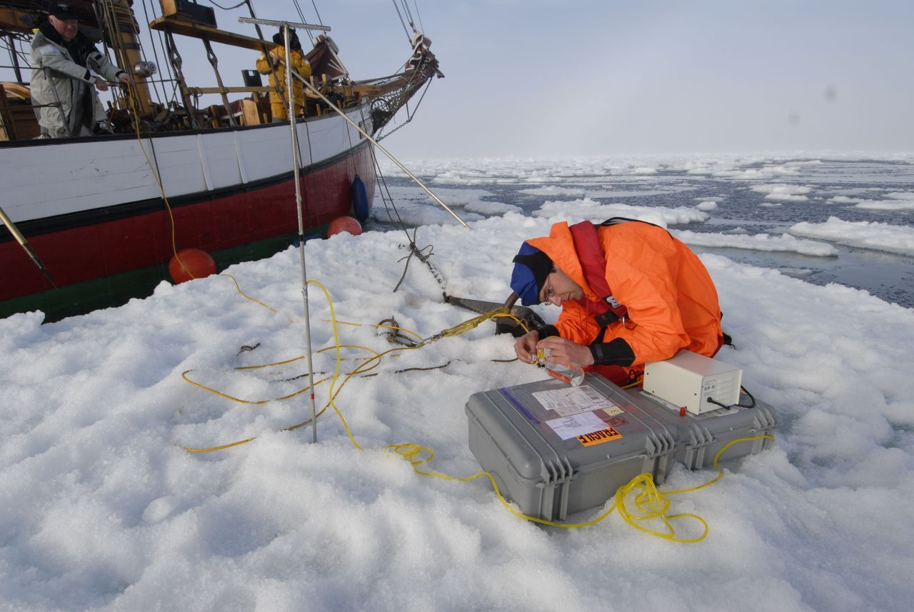 Klimaforscher Prof. Dirk Notz entnimmt Wasserproben zur chemischen Analyse aus dem Nordpolarmeer nördlich von Spitzbergen.