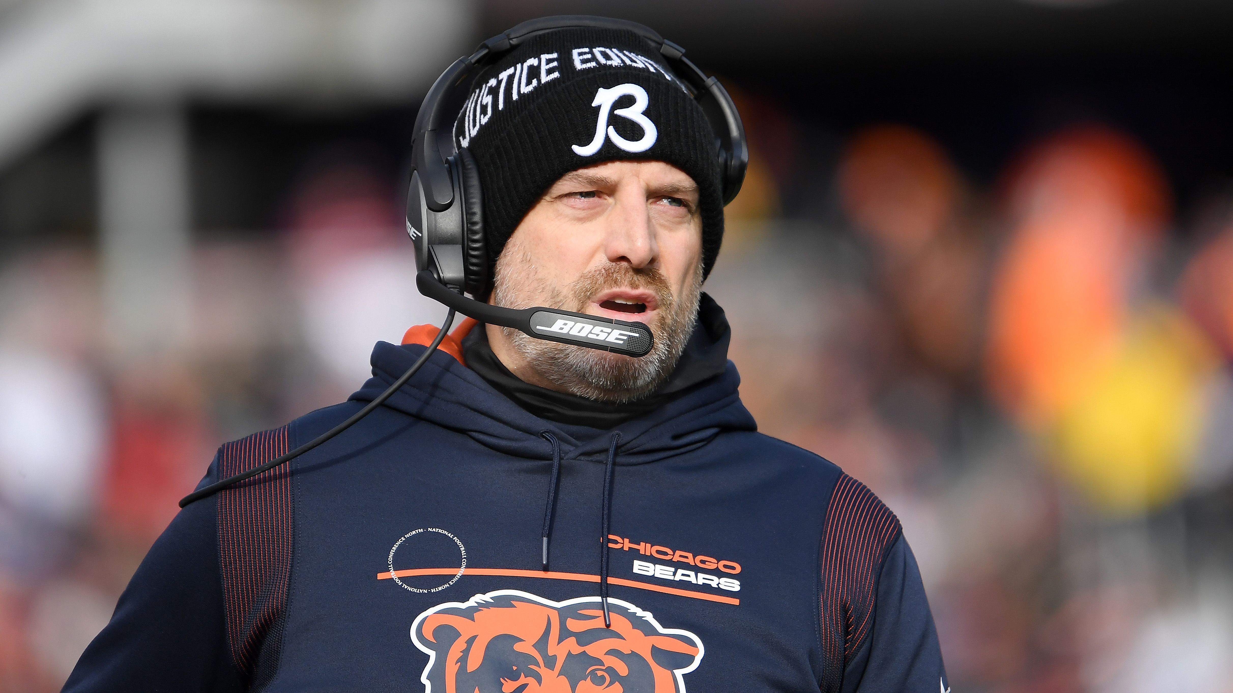 
                <strong>Chicago Bears</strong><br>
                Wenig überraschend kam die Entlassung von Head Coach Matt Nagy und General Manager Ryan Pace in Chicago. Als Wunschkandidat vieler Fans und Experten gilt Michigan-Coach Harbaugh. Daneben wird der Franchise auch Interesse an Daboll nachgesagt. "CBS" bringt zusätzlich die Namen Bieniemy, Flores und Pederson ins Gespräch. "Sports Illustrated" berichtet zusätzlich, dass die Bears eine Interview-Anfrage für Defensive Coordinator Leslie Frazier von den Bills gestellt haben sollen.
              