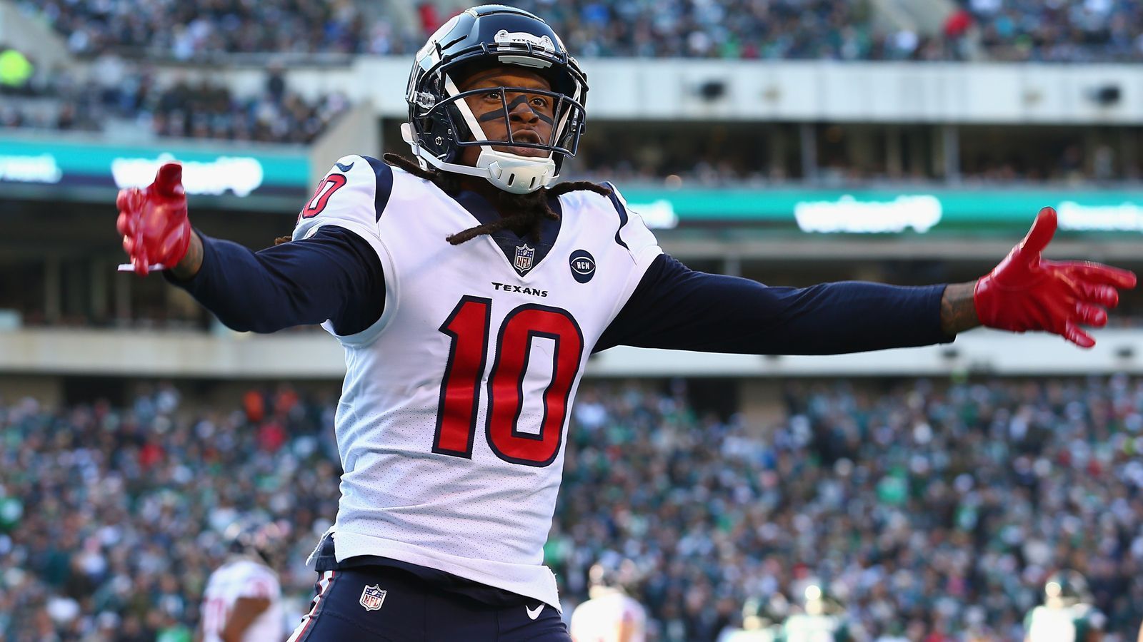 
                <strong>9. DeAndre Hopkins (Wide Receiver, Houston Texans), PFF Grade 92,0</strong><br>
                Im Kopf-an-Kopf-Rennen um den Posten als bester Wide Receiver setzt sich Texans-Star Hopkins bei PFF gegen Julio Jones durch. Dies liegt vor allem an seinen starken Werten der vergangenen beiden Spielzeiten. In der Saison 2018 kam er auf 115 Receptions für 1572 Receiving Yards und elf Receiving Touchdowns – drei mehr als Julio Jones.
              