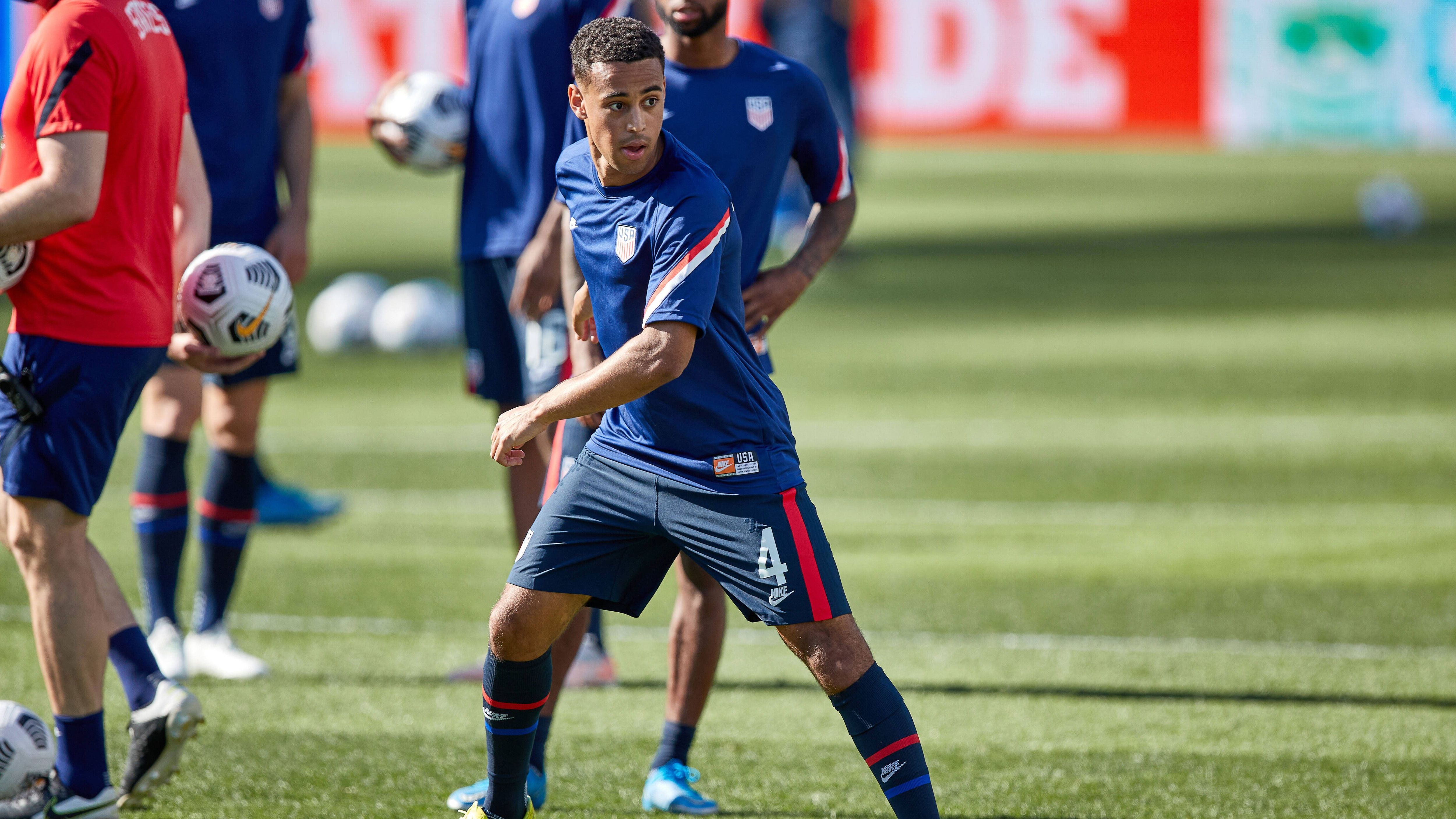 
                <strong>Tyler Adams (RB Leipzig)</strong><br>
                Adams hat mit RB Leipzig in der vergangenen Saison die Vize-Meisterschaft geholt und war dabei im defensiven Mittelfeld unter Julian Nagelsmann immer eine Option. Nach mittlerweile zwölf Länderspielen für das US-Nationalteam kratzt er auch hier an der Tür zur Startelf. Sein erstes Tor für die US-Boys konnte er bereits erzielen. Adams´ Vertrag in Leipzig läuft noch bis 2025, sodass der 21-Jährige noch genug Entwicklungszeit bei den Sachsen haben dürfte. 
              