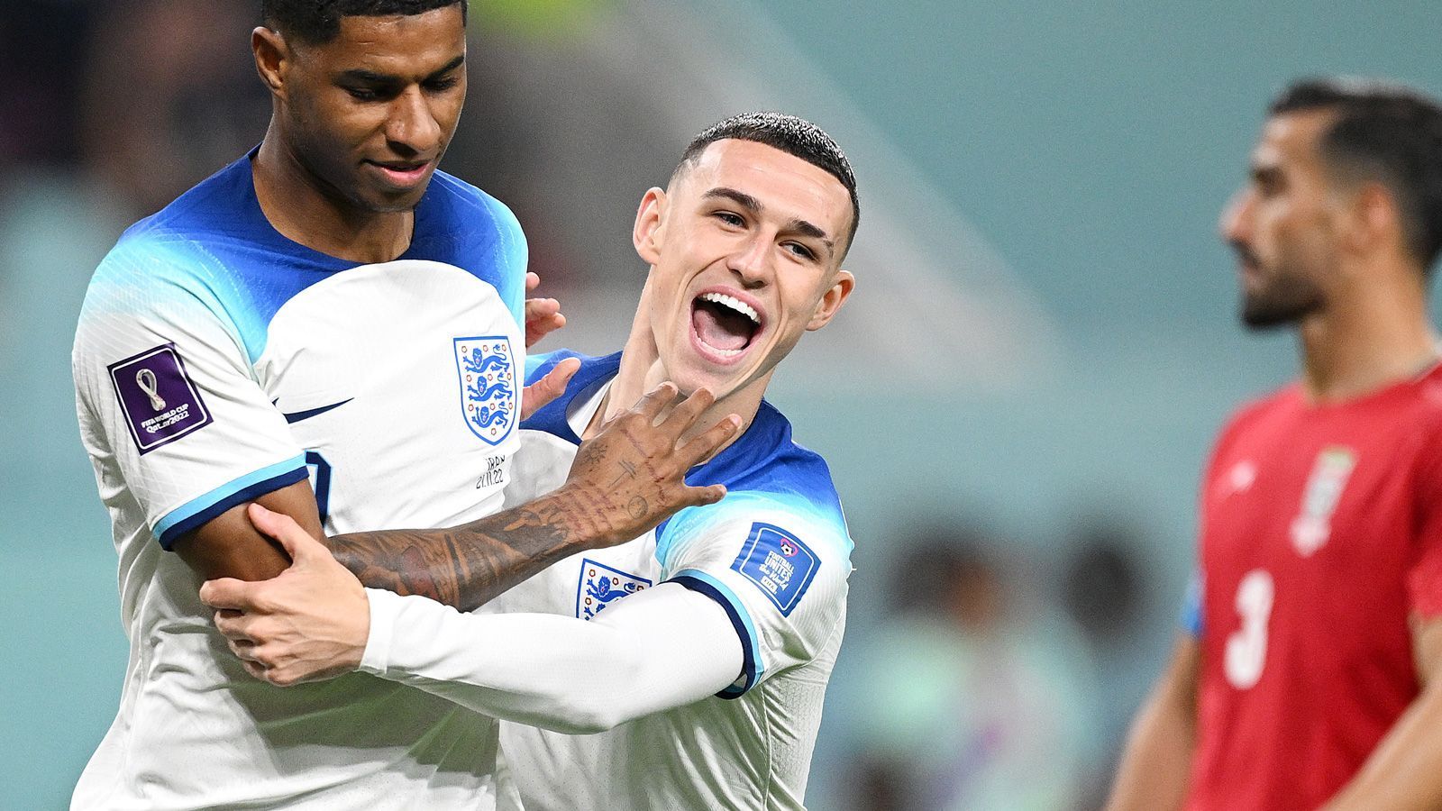 
                <strong>Phil Foden</strong><br>
                Wird in der 70. Minute für Mount eingewechselt und zeigt, dass er natürlich auch von Beginn an hätte spielen können. Zusammen mit den anderen eingewechselten Spielern erhöht er in der letzten Viertelstunde noch einmal den Druck – und die Qualen für den Iran. ran-Note: 2
              