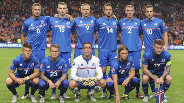 
                <strong>Island</strong><br>
                Island: Erstmals in der Geschichte qualifizieren sich die Isländer für ein großes Turnier. Als Außenseiter setzt sich das Team in der Gruppe A gegen die Favoriten aus den Niederlanden und der Türkei durch und macht völlig überraschend zwei Spieltage vor Ende das EM-Ticket klar.
              