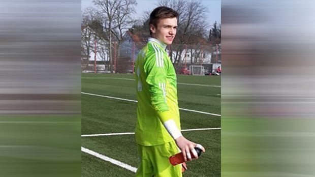 
                <strong>Christian Früchtl</strong><br>
                Früchtl wurde am 28. Februar 2000 geboren und spielte in Bischofsmais und bei der SpVgg GW Deggendorf, bevor ihn die Bayern-Scouts an die Säbener Straße holten. 
              