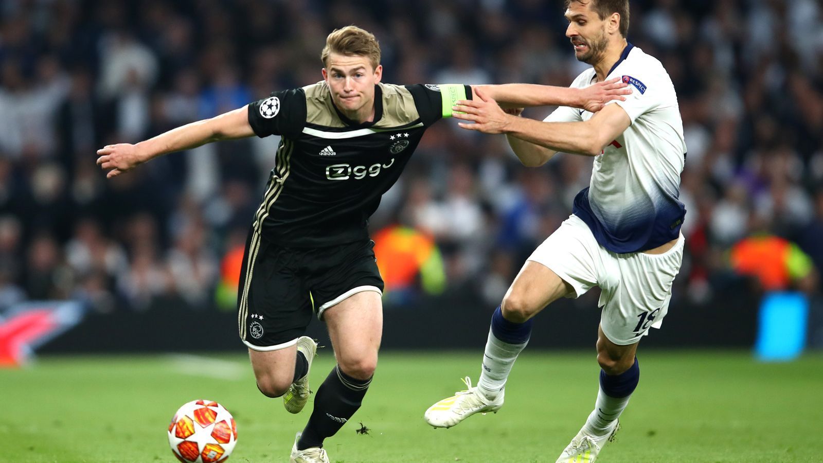 
                <strong>Matthijs de Ligt</strong><br>
                Defensiv ruhig und abgeklärt, stets nah am Mann, sodass die Spurs zum Teil über Lloris neu aufbauen müssen. Er profitiert auch vom starken Pressing seiner Vorderleute. Der 19-Jährige beweist mit seinem Gesamtauftritt mal wieder, warum ihn so viele Spitzenklubs wollen. ran-Note: 2
              