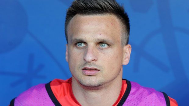 
                <strong>Slawomir Peszko</strong><br>
                Slawomir Peszko (ab 87. Minute): Kam spät für den ausgepumpten Grosicki. Konnte sich aber erwartungsgemäß nicht mehr auszeichnen, holte sich aber nach einer Attacke gegen Özil an der Eckfahne Gelb ab. ran-Note: Ohne Bewertung
              